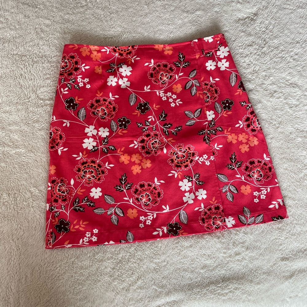 Beautiful red floral skirt from Ann Taylor size 12 petite